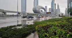 Deluge Batters EAU Et Oman, tuant au moins 20 personnes