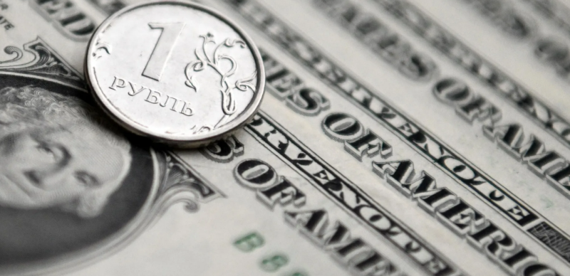 الروبل الروسي يقفز أمام الدولار لأعلى مستوياته منذ أغسطس