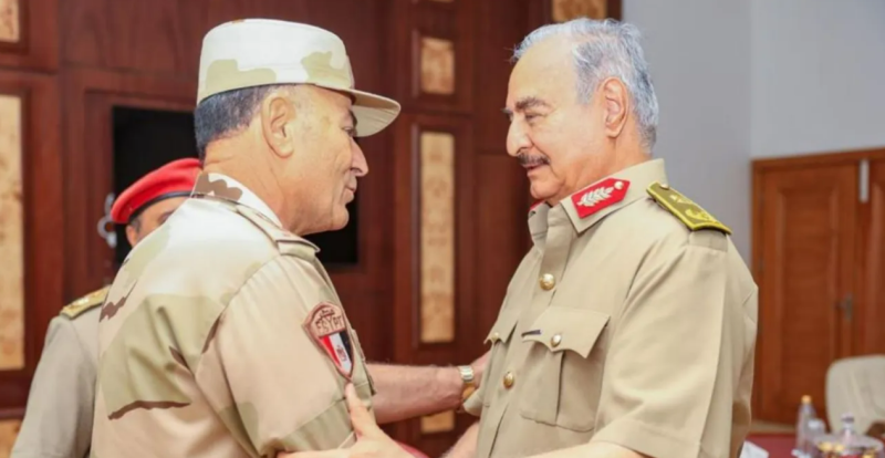 رئيس أركان الجيش المصري يصل ليبيا لتنسيق الإغاثة الإنسانية