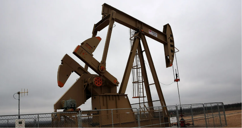 النفط يرتفع لأعلى مستوى في 2023 وسط توقعات بنقص الإمدادات