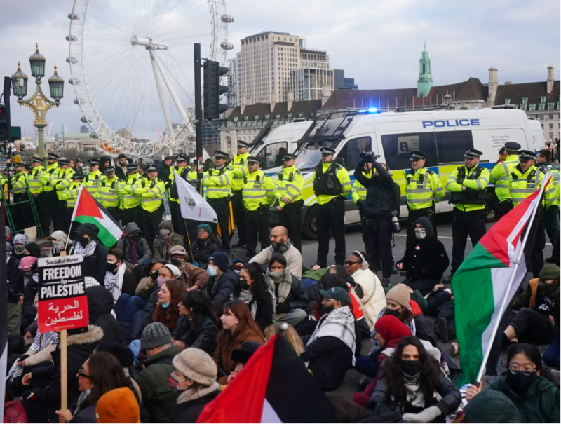 Des centaines de manifestants pro-palestiniens bloquent le pont de Westminster pour exiger un cessez-le-feu dans la guerre à Gaza