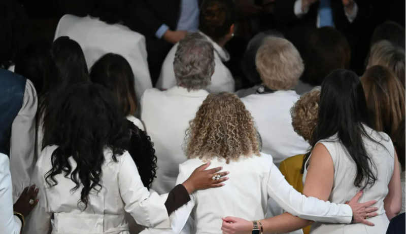 Les membres du Caucus démocrate des femmes portent des épinglettes blanches pour la liberté reproductive lors de l'état de l'Union